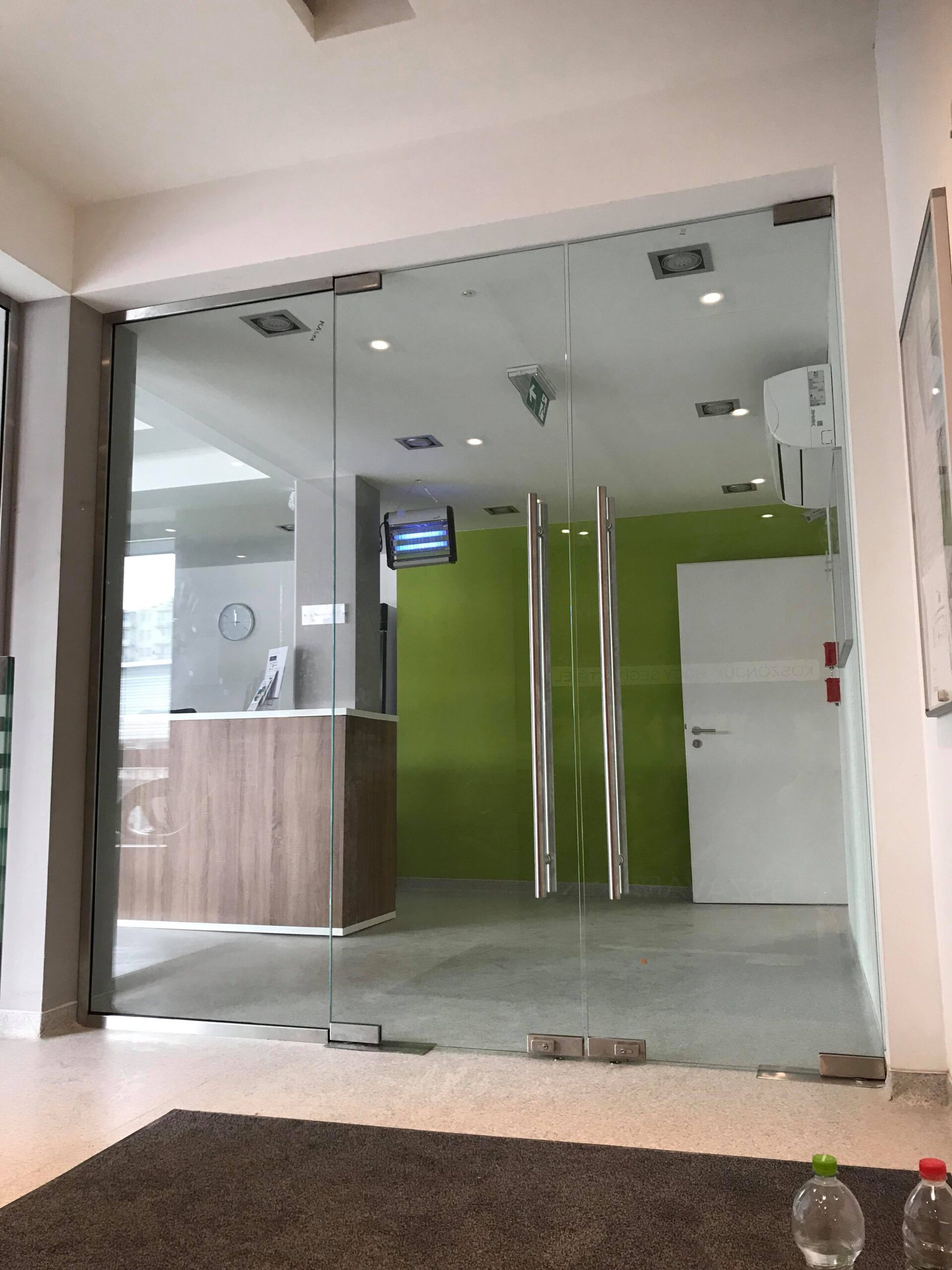 Keret nélküli üvegfal